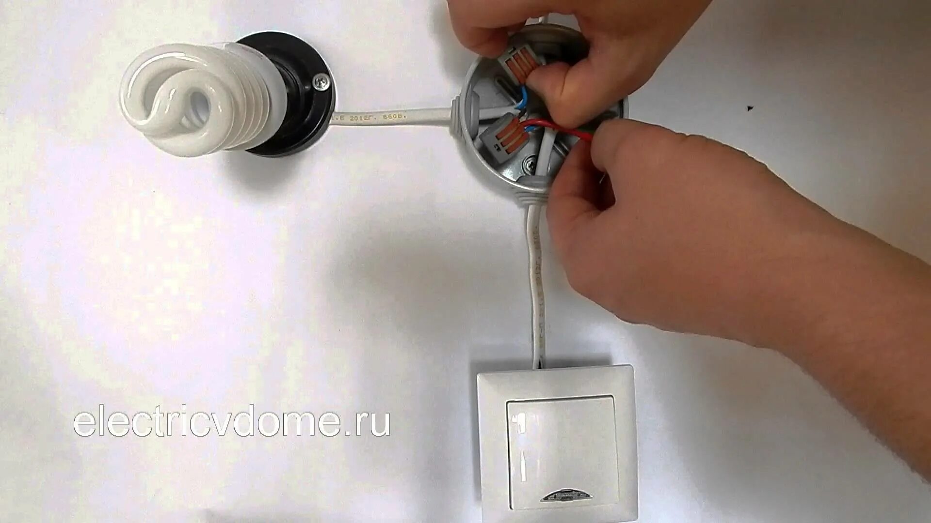 Лампочка трещит и мигает
