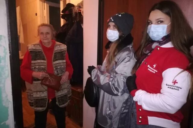 Волонтеры помогают. Волонтеры помогают пожилым людям. Волонтерство помощь людям. Оказание помощи пожилым людям. Волонтеры ковид 19.