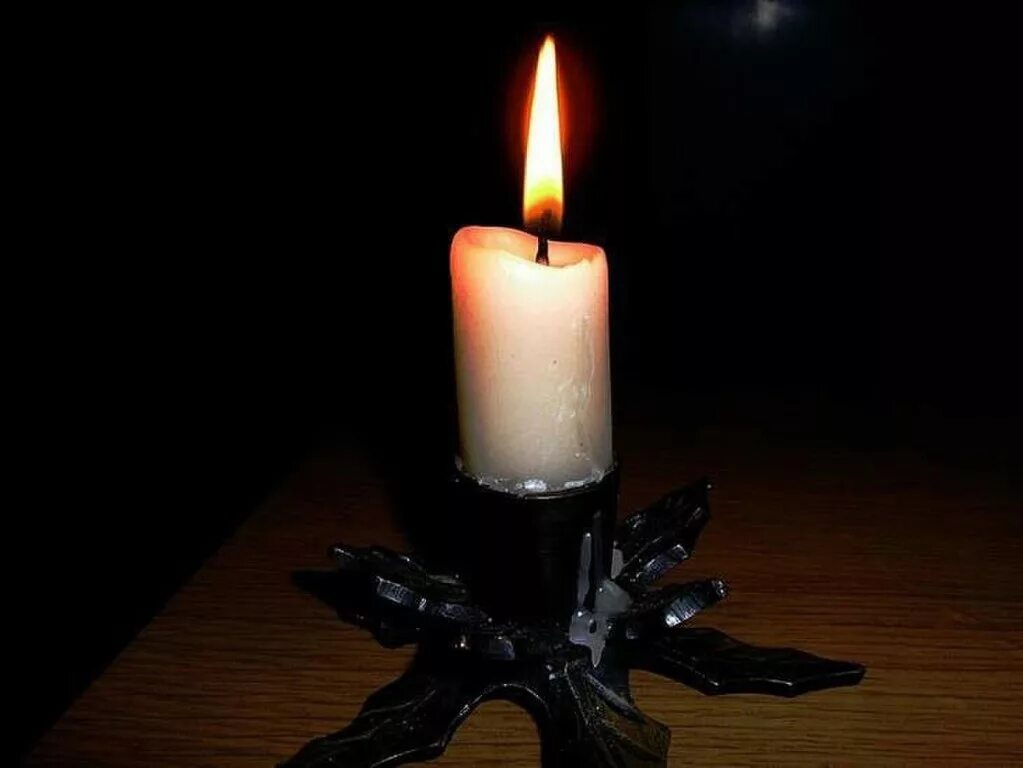 Свеча стала черной. Горящие свечи. Свеча на столе. Свеча горела. Горящая свеча.