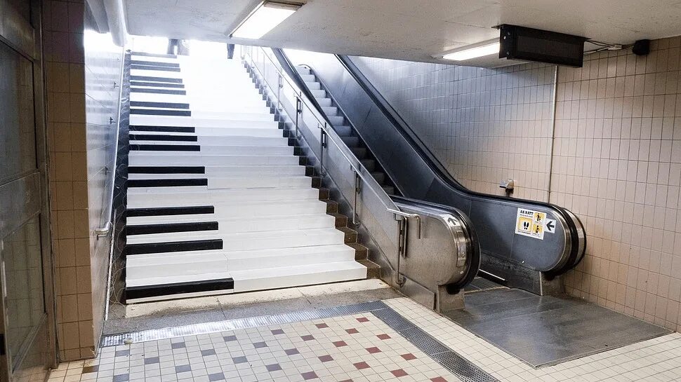 Метро рояль вк видео. Лестница пианино на станции Odenplan в Стокгольме.. Музыкальная лестница в Стокгольме. Лестница пианино в Стокгольме. Лестница пианино.