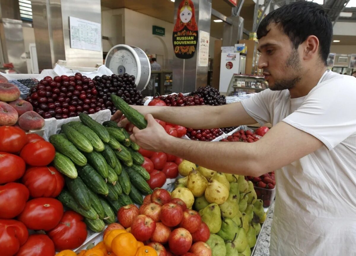 Овощи на рынке. Продавец овощей на рынке. Азербайджанцы на рынке. Торговец на рынке. Огурцы на прилавке