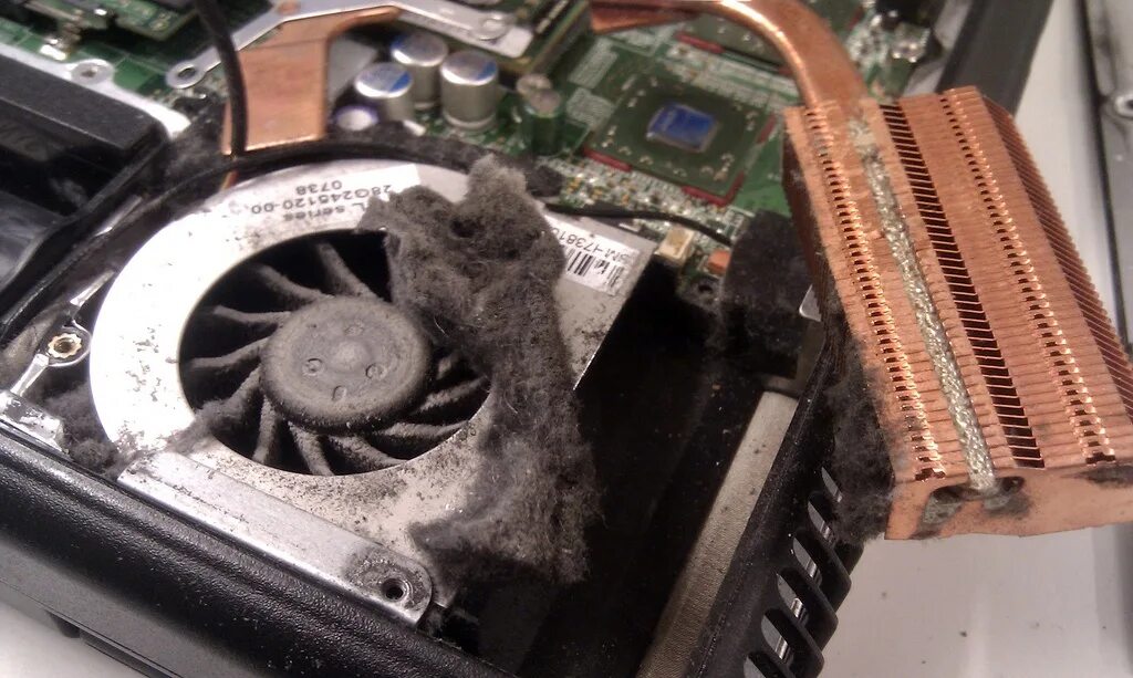 Кулер пыль. Acer 4670 Heatsink. Чистка системы охлаждения ноутбука. Кулер в пыли от ноутбука. Чистка вентилятора ноутбука.