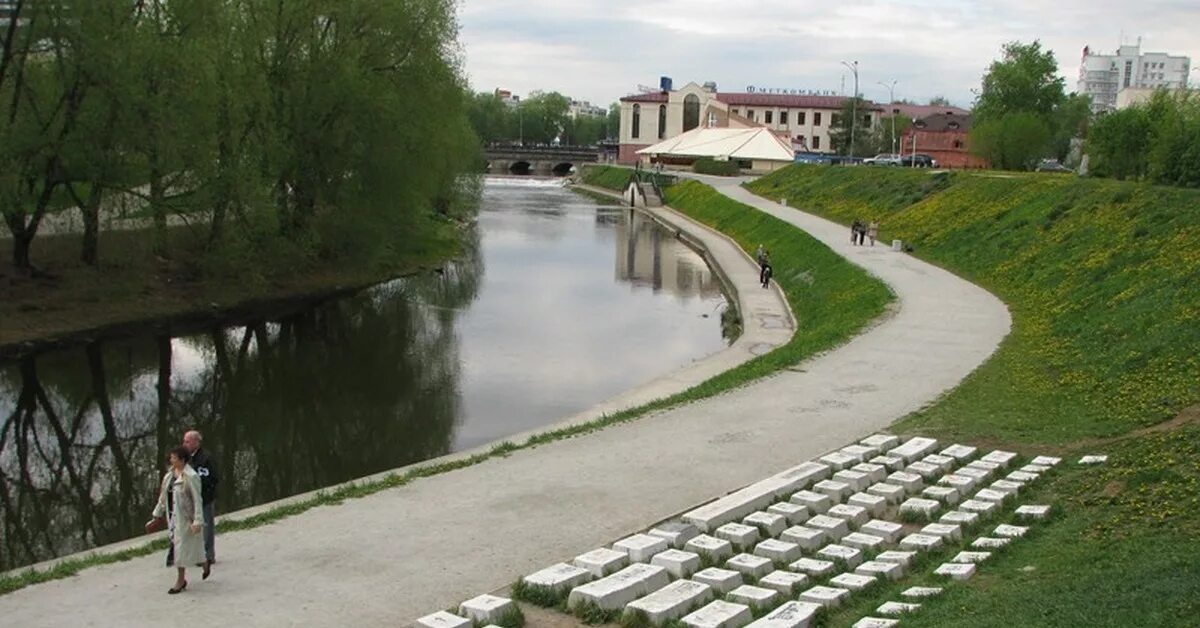 Памятник клавиатуре из какого материала. Памятник клавиатуре екатеринбург. памятник клавиатуре исеть. памятник первой клавиатуры в екатеринбурге. достопримечательности екатеринбурга памятник клавиатуре.