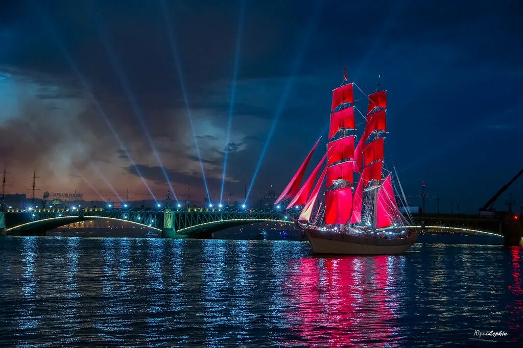 алые паруса 2022 в санкт-петербурге. алые паруса компания. алые паруса в петербурге в 2022 году. бриг алые паруса. бриг россия алые паруса.