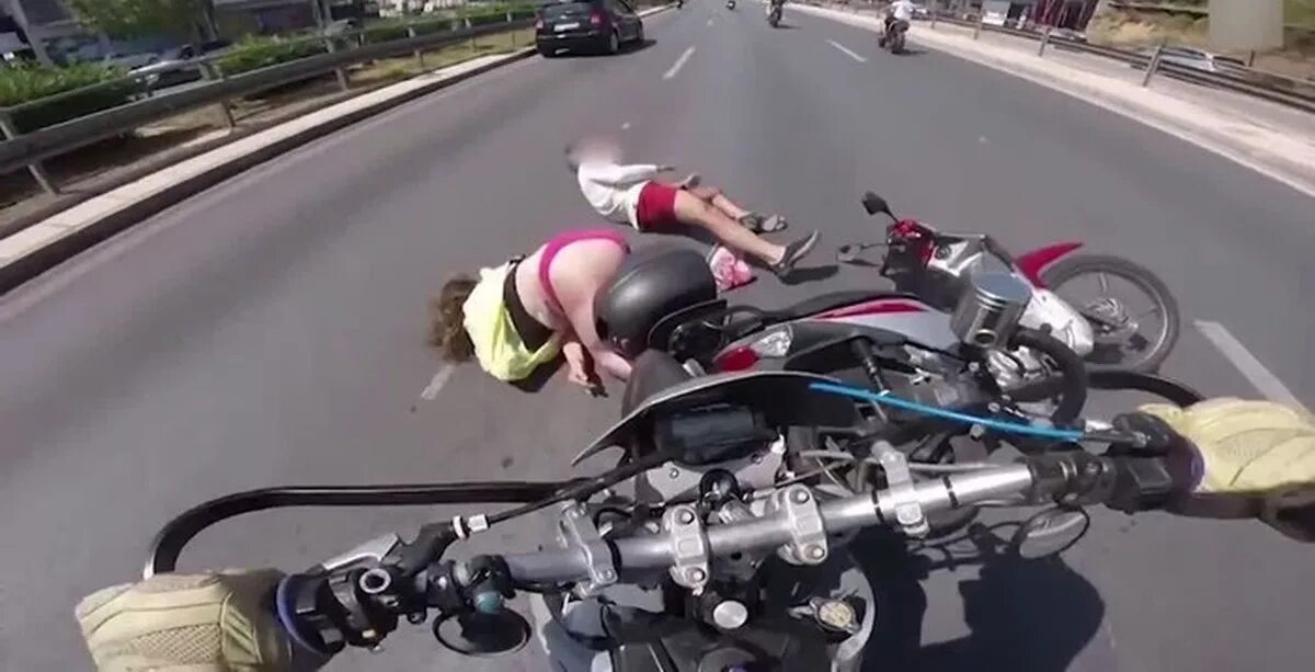 Воблинг на мотоцикле. Мотоцикл за секунду до. Девушка упавший с мотоцикла. Девушка упавший с мотоцикла. Мотоцикл с пассажиром.