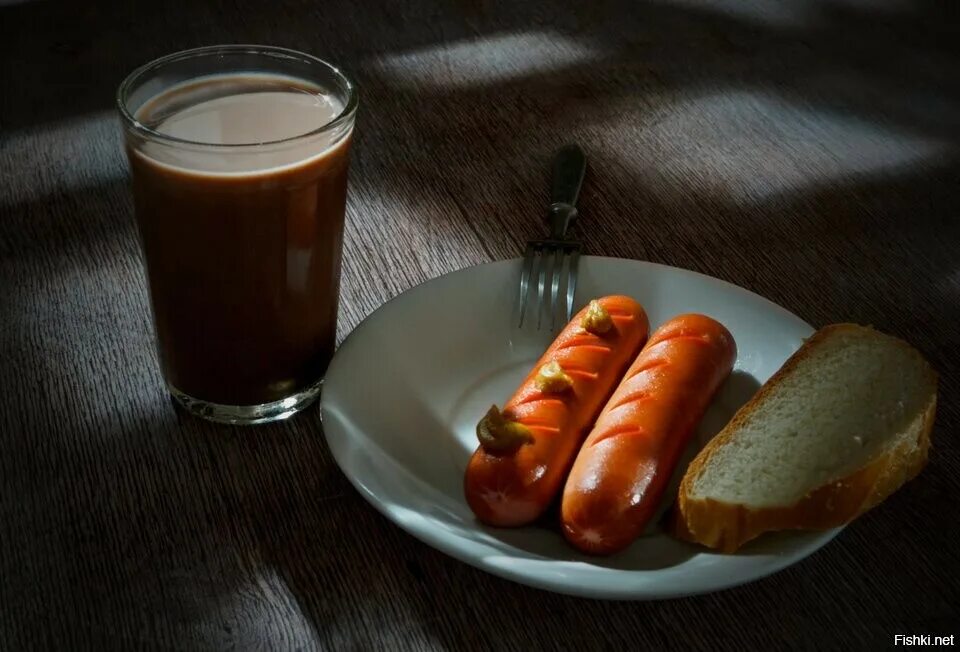 Натюрморт с сосисками. Завтрак с сосисками. Сосиска в тесте и чай. Завтрак. Чай с сосиской.