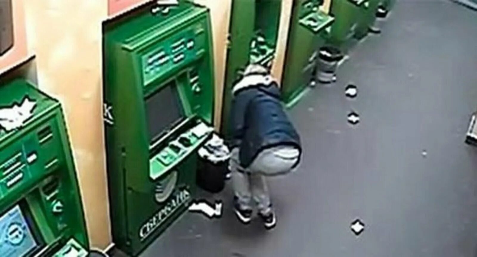 3 часа ночи мы стоим у банкомата. Камера видеонаблюдения сбербанковского банкомата. человек у банкомата. банкомат из контейнера. возле банкомата.