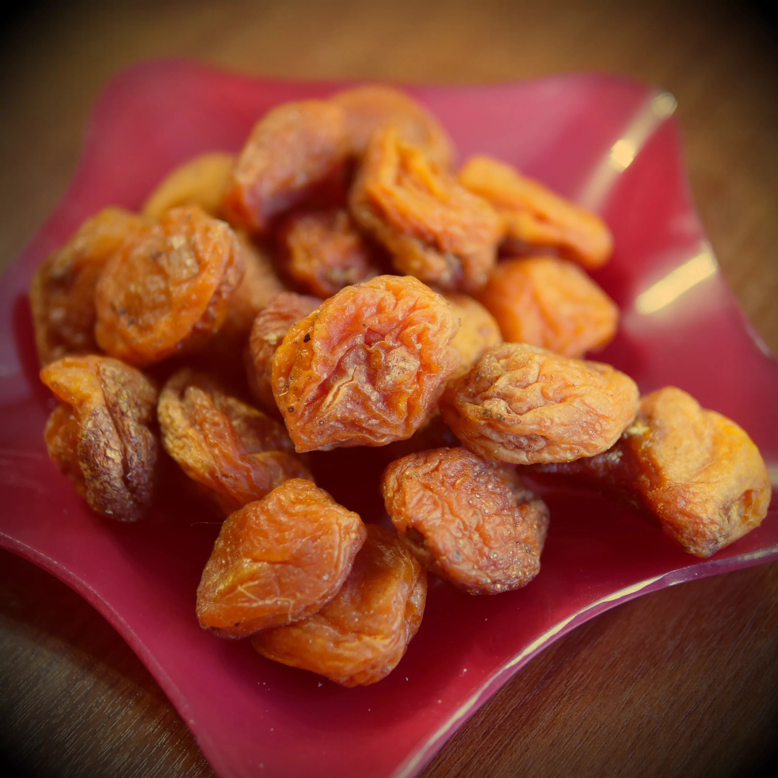 Что такое урюк и как он выглядит. Курага абрикос и урюк. Урюк красный 1кг. Урюк это сушеный абрикос. Урюк (абрикос с косточкой).