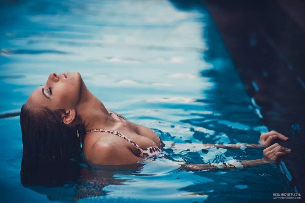 Модель в бассейне. Оля абрамович тихомиров. Девушка в бассейне. Девушка в бассейне. Фотосессия в бассейне девушек.