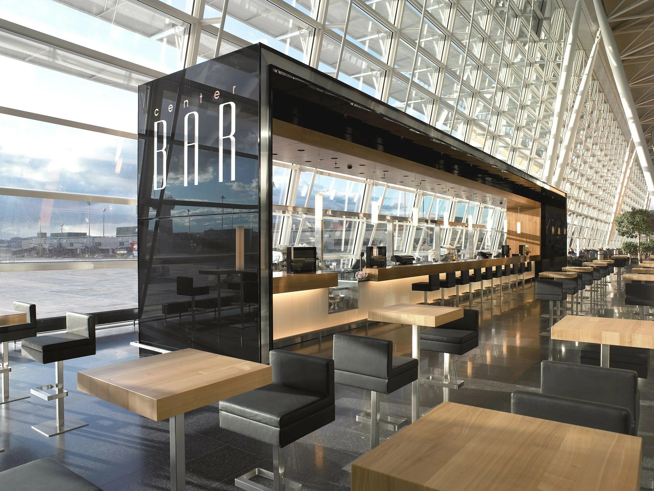 Бар в центре аэропорта. Кофейня в аэропорту. Харатс паб красноярск мира. Хамовники новосибирск аура. Бар в аэропортах мира.