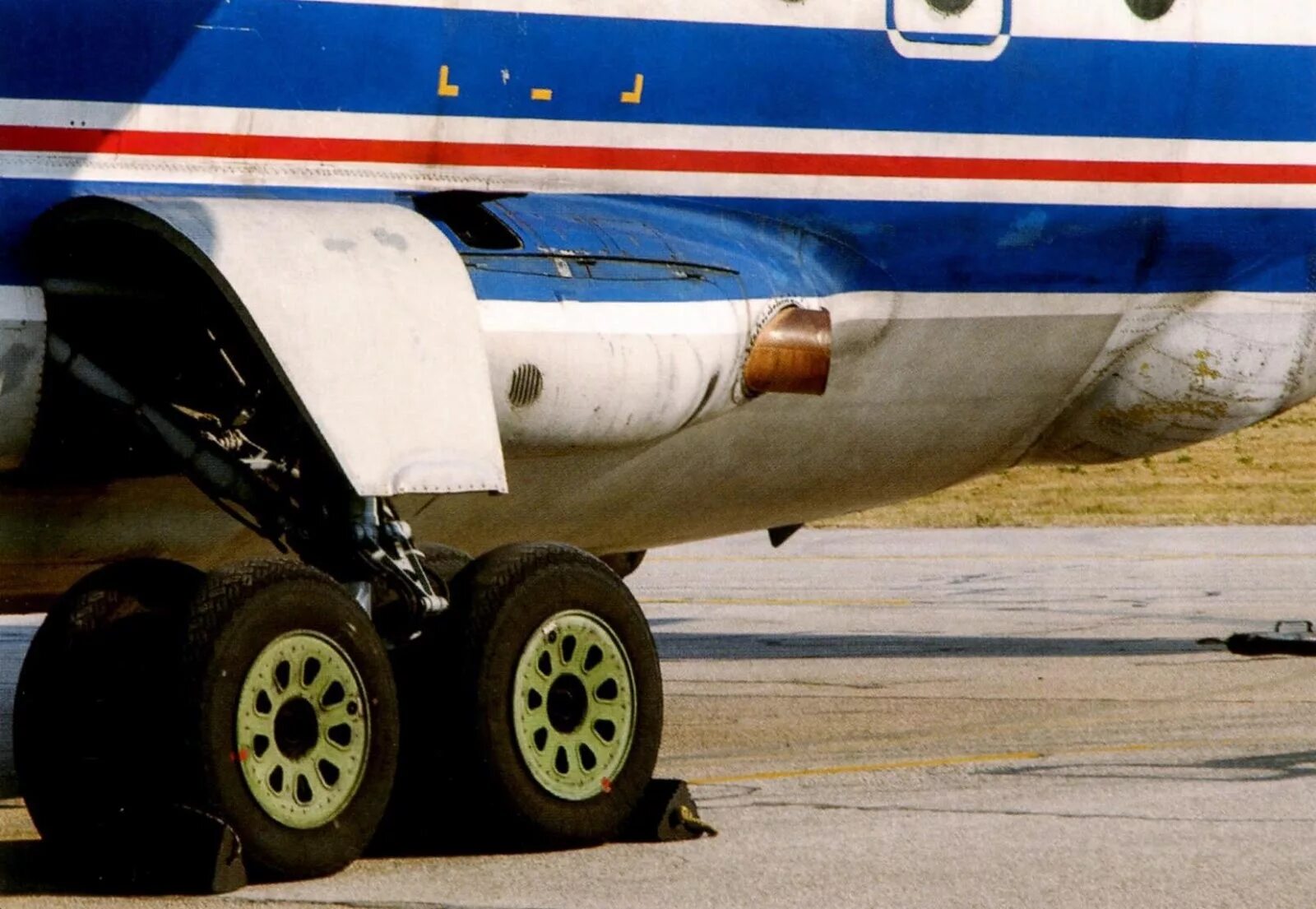 Стойка шасси ан-12. Самолёт бе 12 шасси. Шасси 12 12. Шасси 12 12. Ан 12 на лыжном шасси.