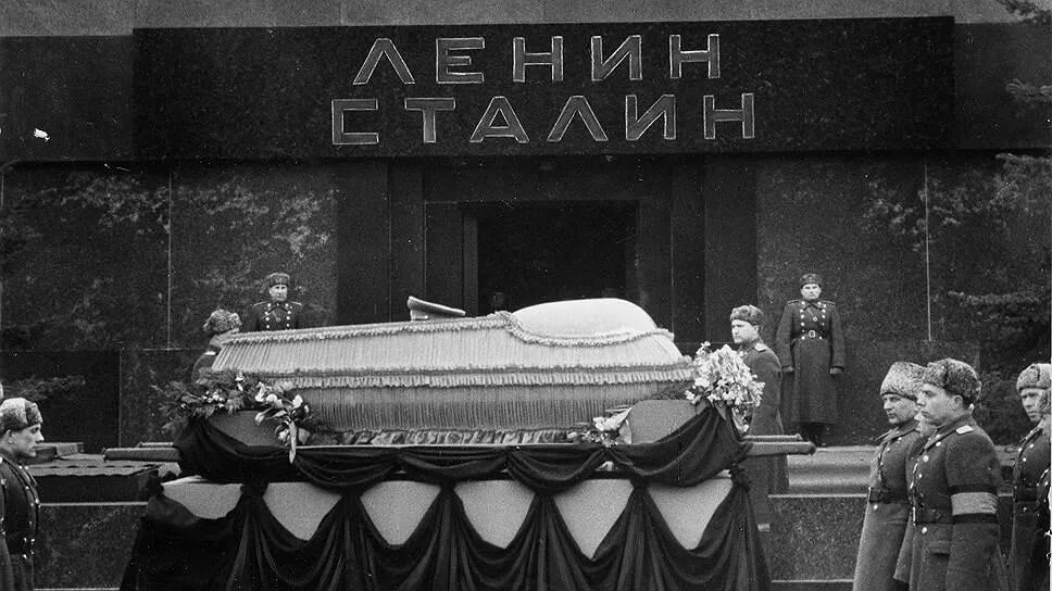 Сталин прощание. Сталин Иосиф Виссарионович похороны. Похороны Сталина 1953 мавзолей. Мавзолей Ленина Сталина 1953.