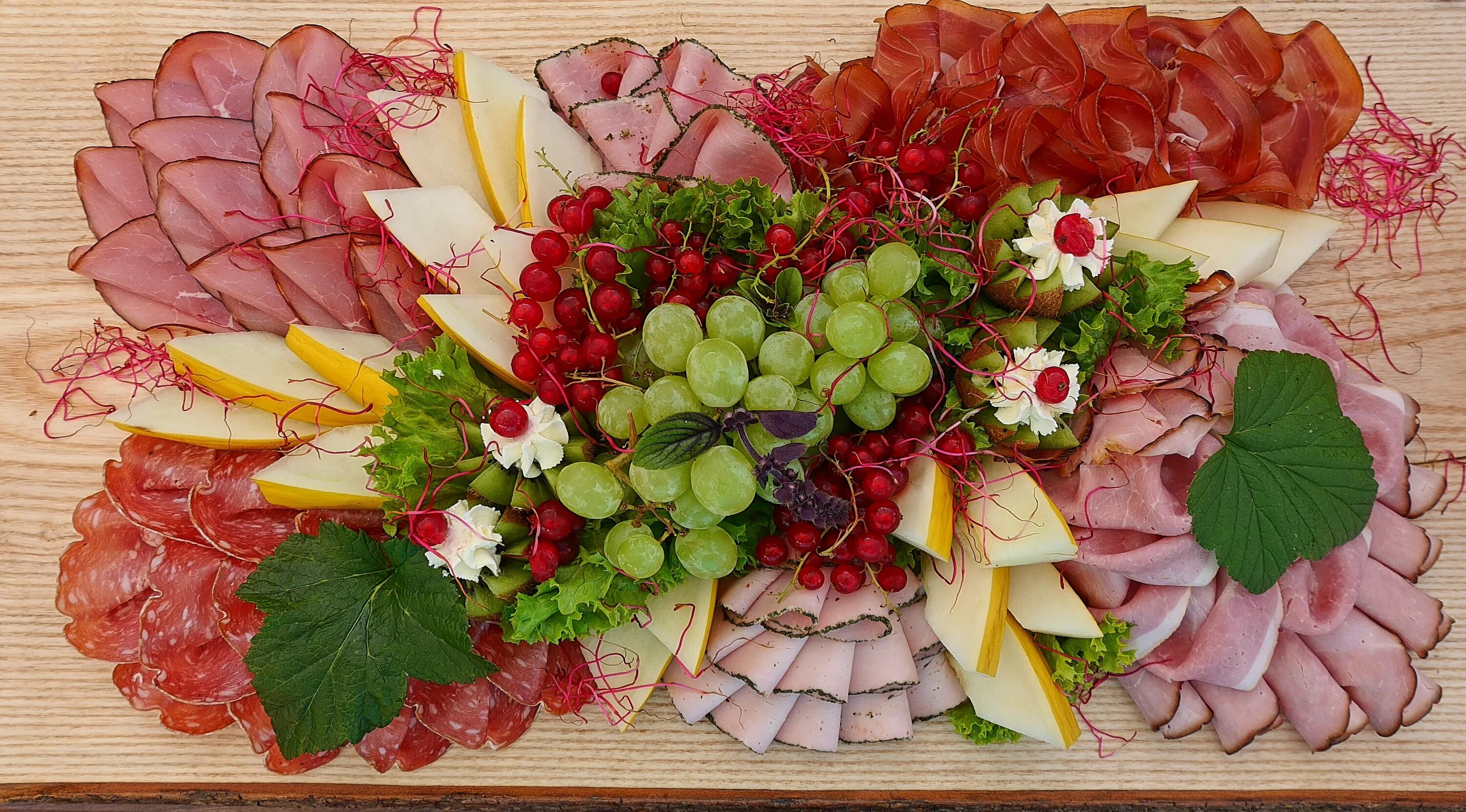 Подборка и нарезки. Мясная нарезка на праздничный стол. Колбасная нарезка. Мясная нарезка фото. Колбасная нарезка на праздничный стол.