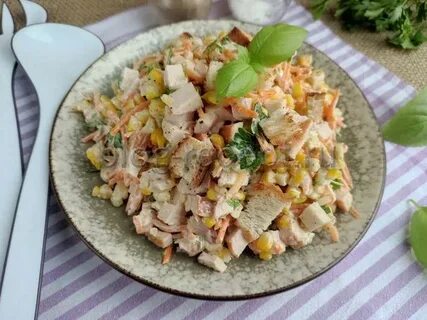 Копченая курица с кукурузой и огурцом