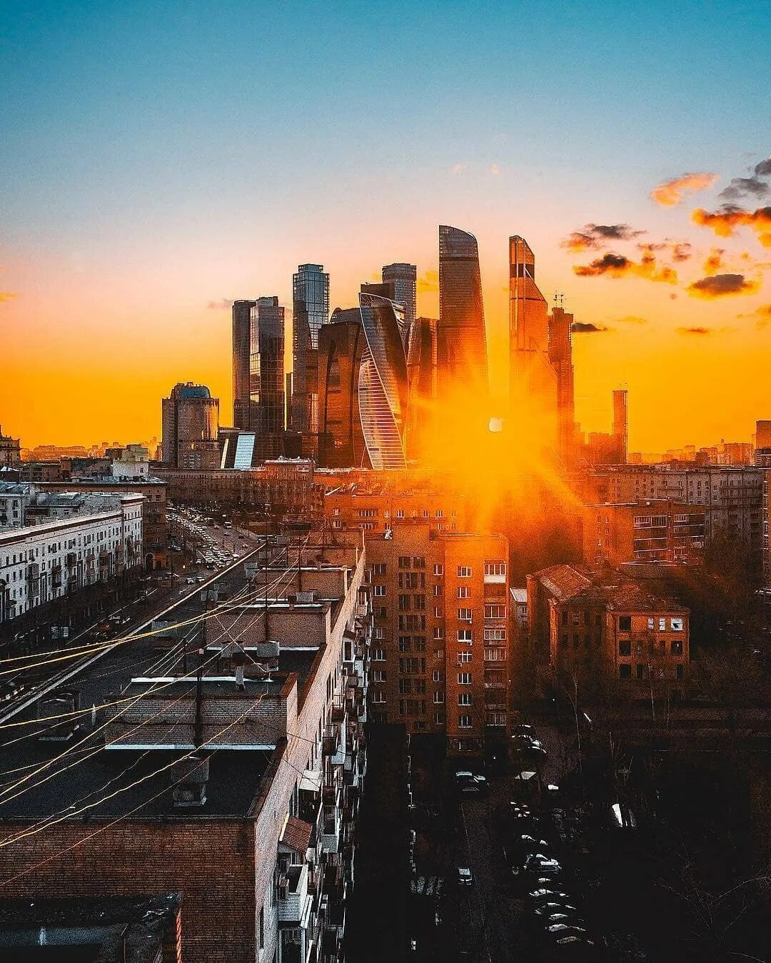 Город солнца москва. Москва сити закат. москва сити рассвет. рассвет в городе. красивый рассвет в городе.