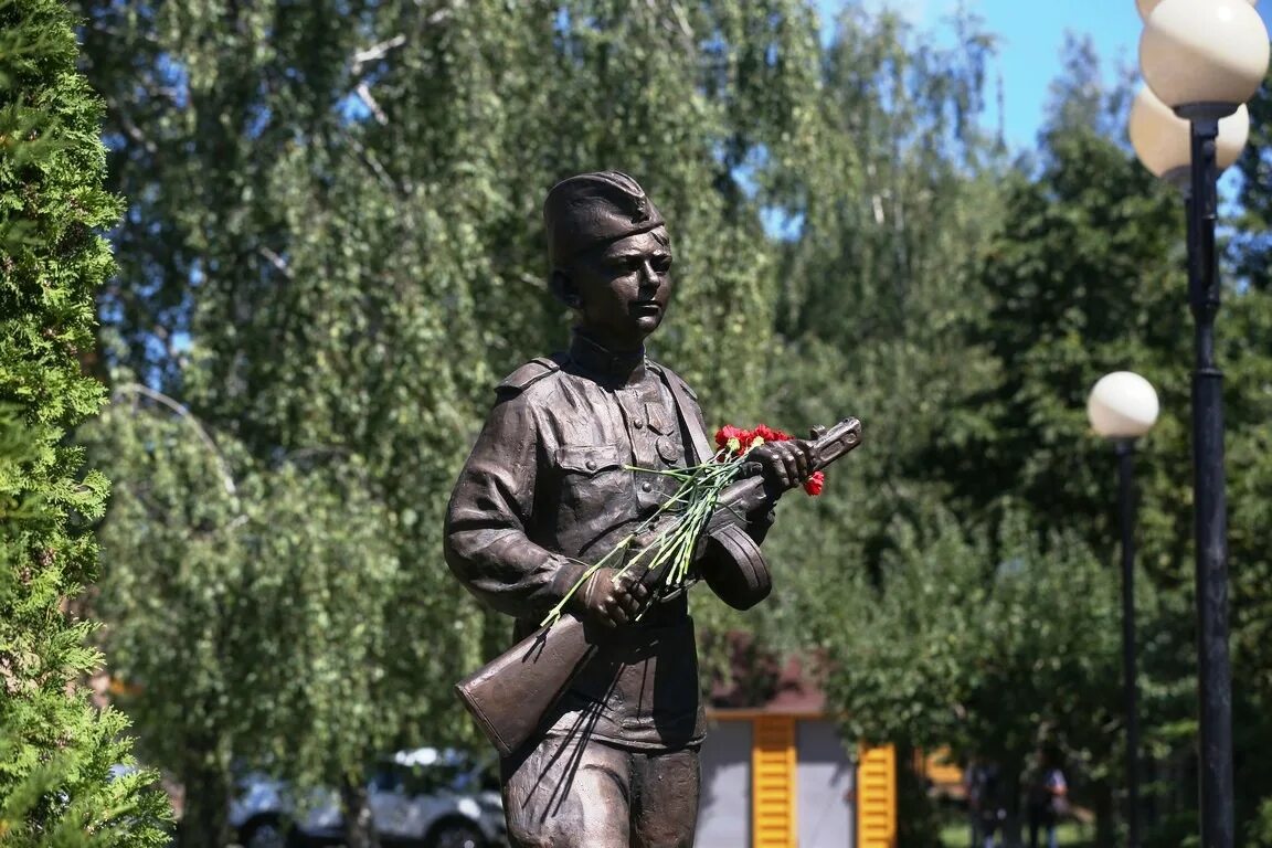 Фото памятников сыну. Памятник сын полка белгород. сын полка скульптура белгород. памятник сыну полка в алексеевке. памятник детям войны в белгороде.