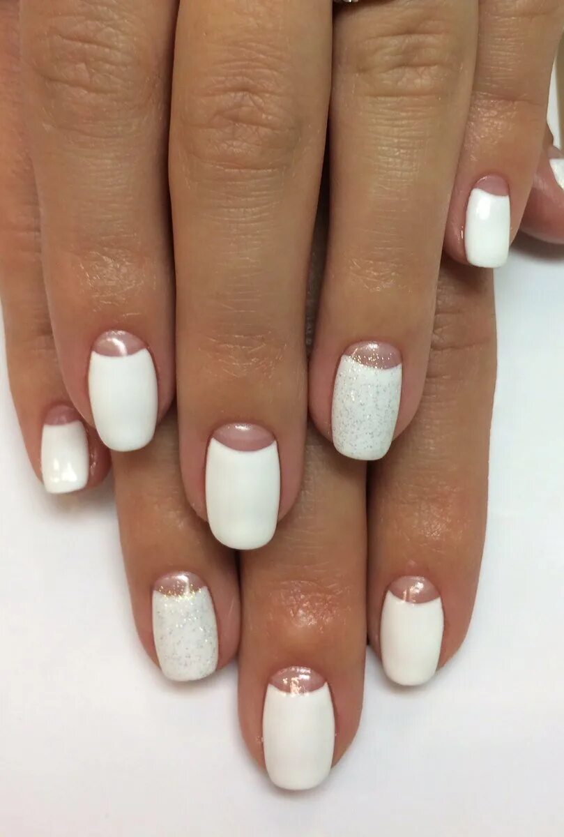 лунный френч красный на ногтях. красивый маникюр. красный френч на квадратных ногтях. французский маникюр с лунками. наращивание ногтей лунный.