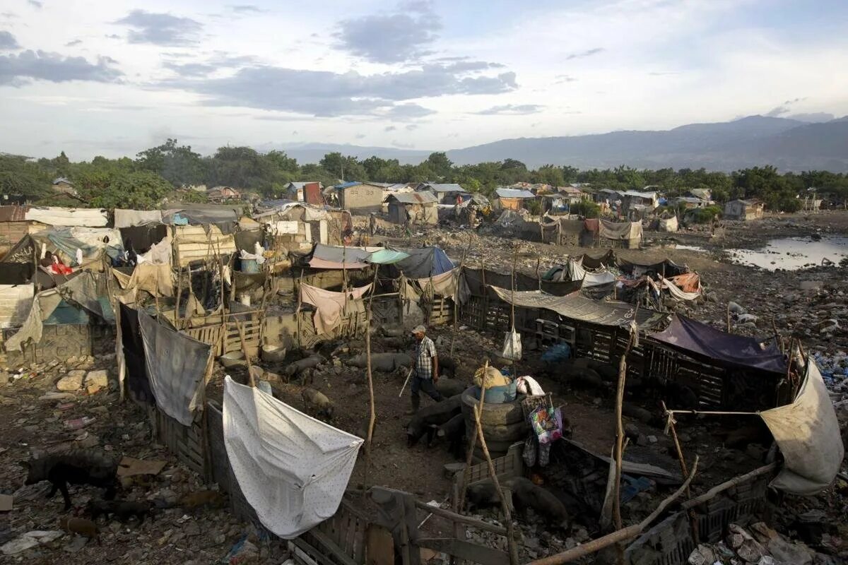 Бедные дети индии трущобы. Мусорные полигоны гаити. Нищета на земле. Нищета на земле. Нищета на земле.