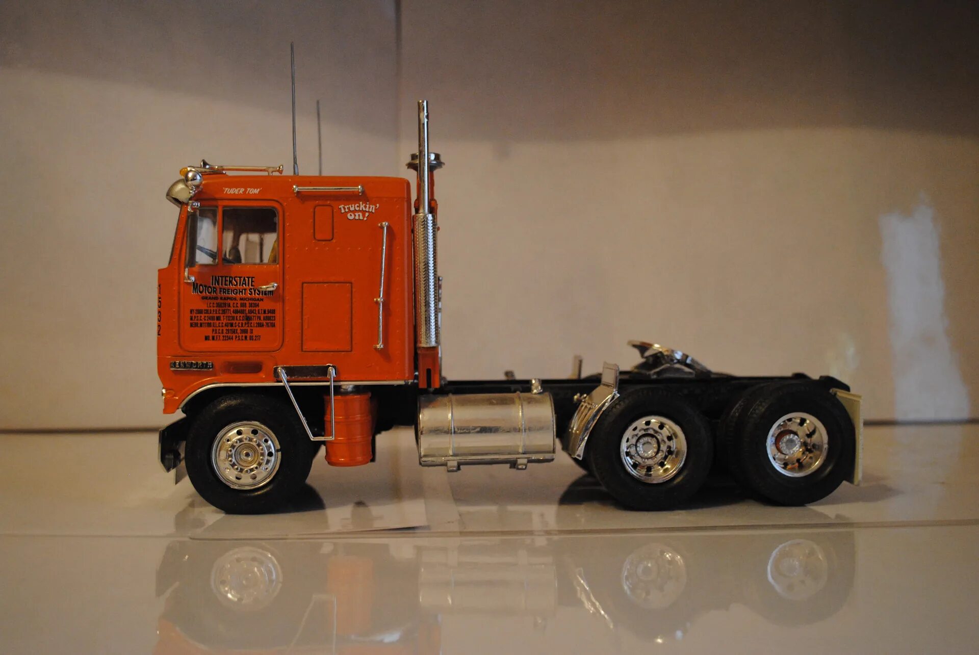 Купить грузовик 1 43. Кенворт к100 1.43. Towing vehicle Kenworth w900 IXO 1/43. IXO 1 43 Грузовики Kenworth. Kenworth 1/50.