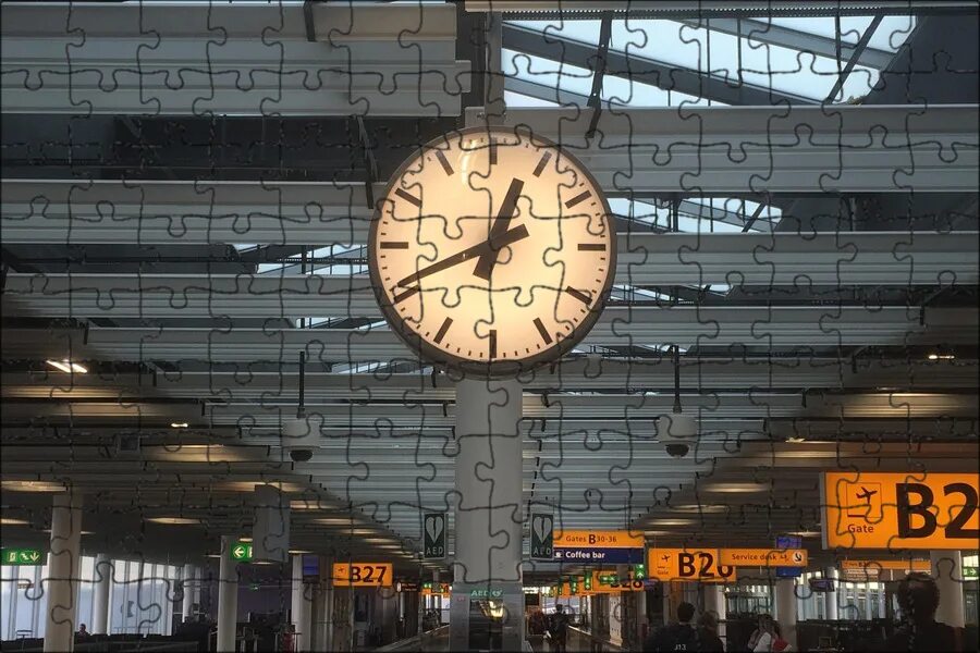 Сделай часы на станции ярче. Часы на вокзале. Станционные часы на вокзале. Часы вокзала в Мадагаскаре. Часы на вокзале с датой.