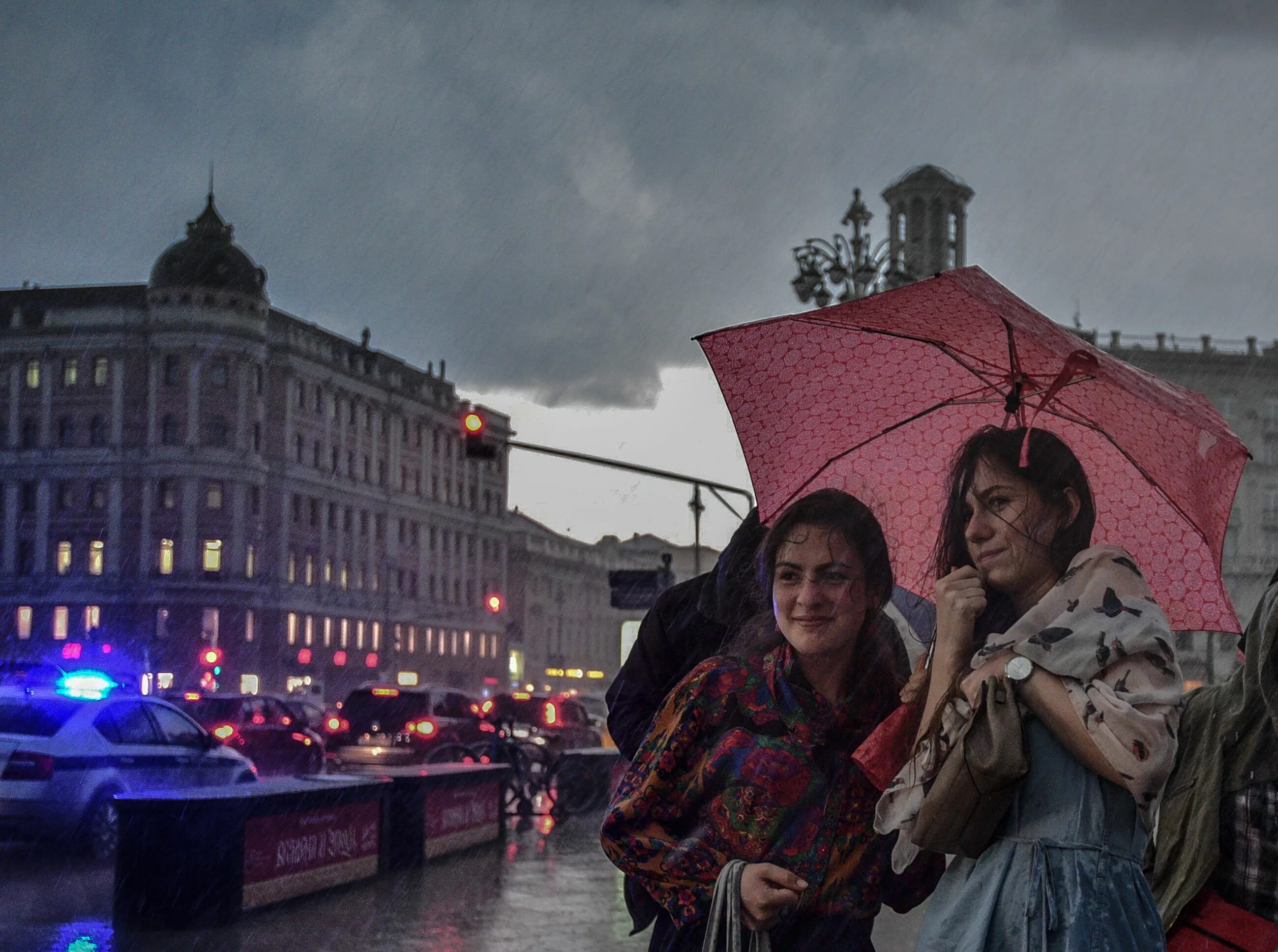 Погода москве дождь будет. Дождь в Москве. Дождик в Москве. Жители Москвы. Гроза в Москве.