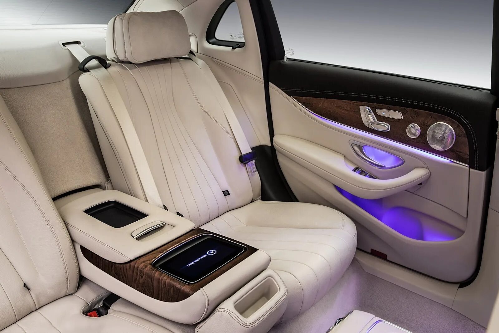 Class long. Мерседес е200 майбах салон. w213 long салон. mercedes e class w213 long. mercedes e class майбах салон.