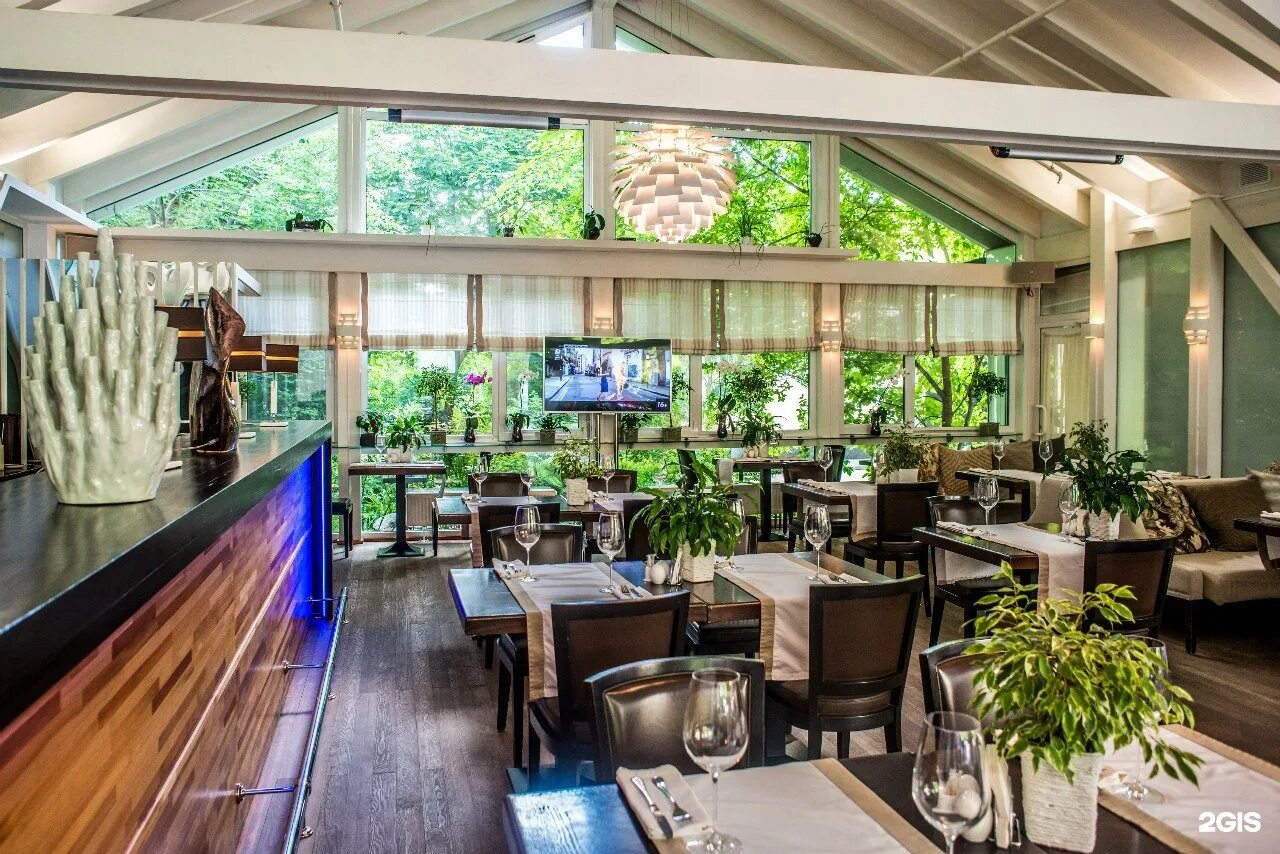 Оранжерея симферополь веранда. Ресторан зимний сад москва золотое кольцо. Зал зимний сад. Отель сретенская зимний сад. Голден ринг зимний сад.