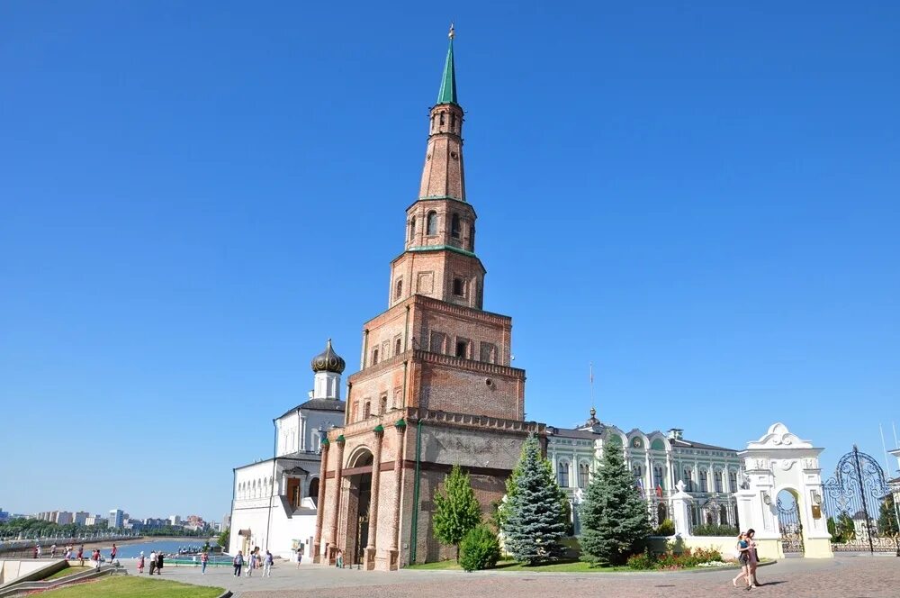 Башня сююмбике наклон. Казанский кремль казань башня сююмбике. Наклон башни сююмбике. Казанское ханство башня сююмбике. Падающая башня сююмбике.