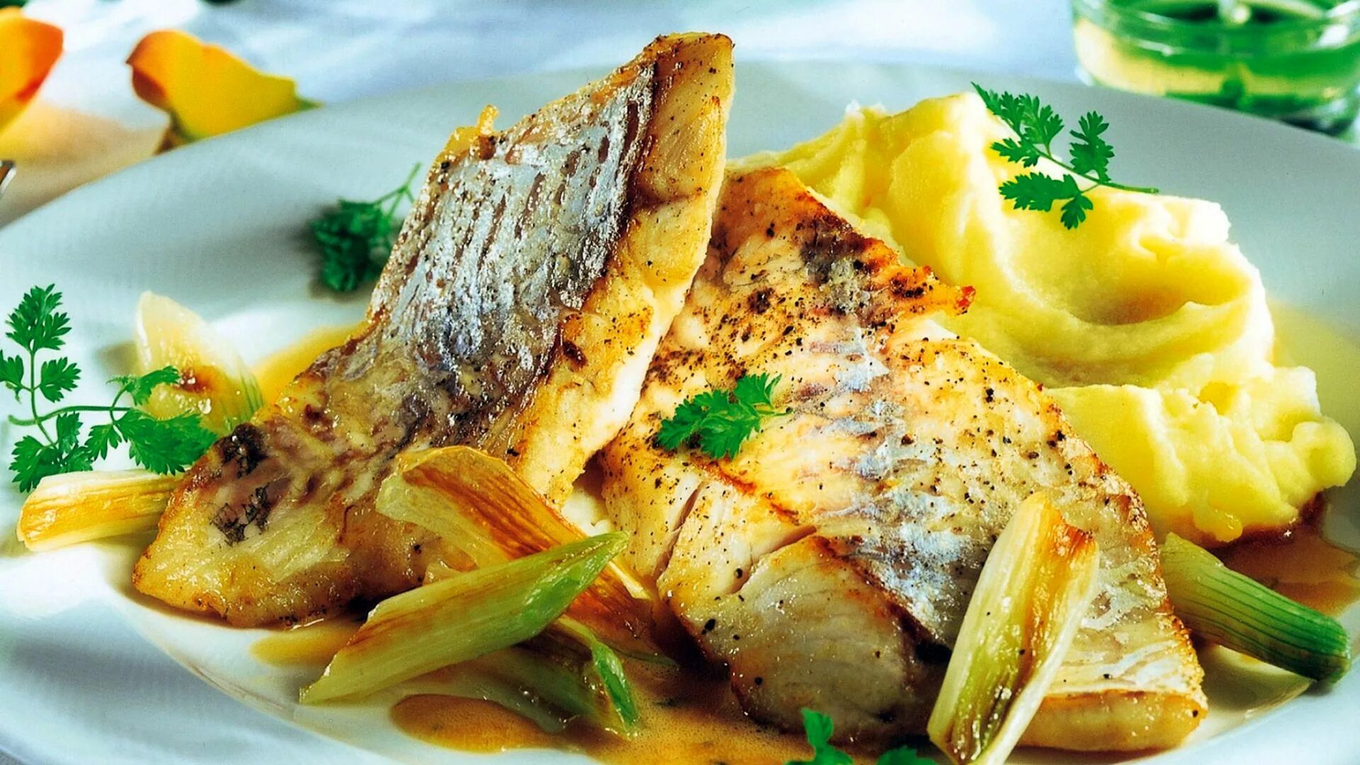 Рыба с картофелем на сковороде. Нельма рыба стейк. Пюре с жареной рыбой. Треска аля буржуа. Жареная картошка с рыбой на сковороде.