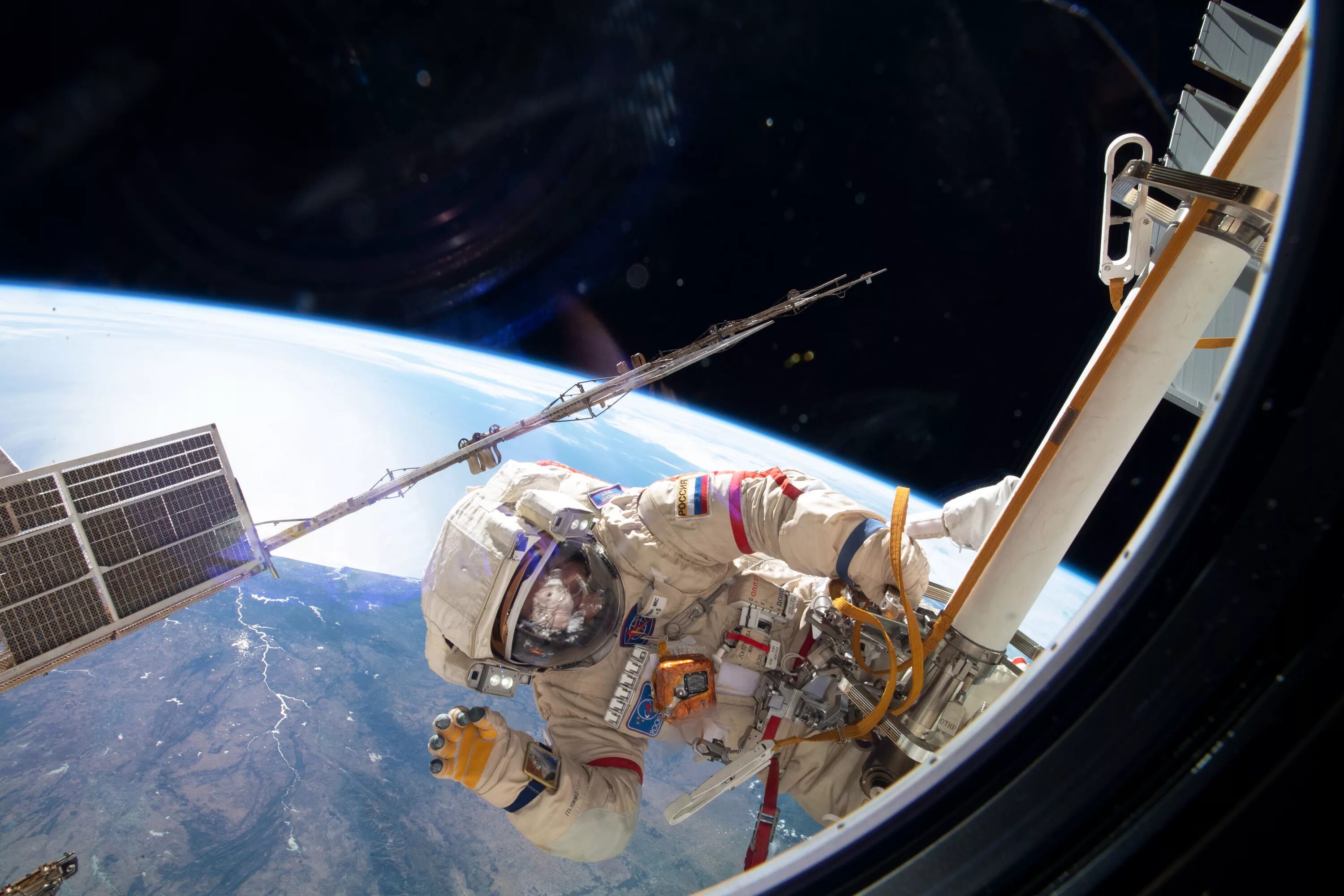 Сколько орбитальных станций в космосе. Космический аппарат МКС. Космос МКС космонавт в открытом космосе. Новая МКС Космическая станция. Космический корабль на орбите.
