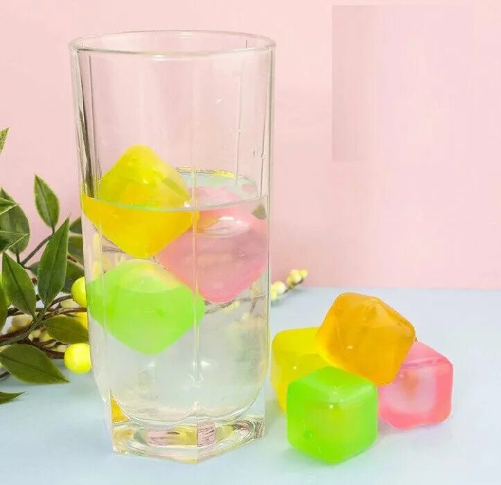 металлические камни для виски. напиток с кубиками. многоразовый лед для напитков. металлические кубики для охлаждения напитков. стакан пластиковый многоразовый с лимоном.