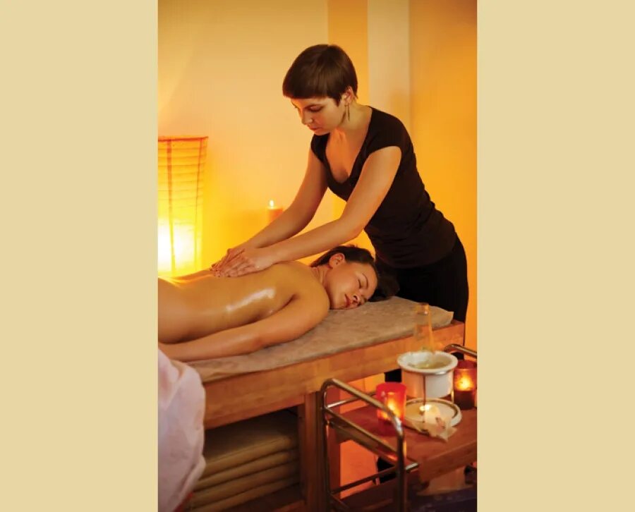 Фотосессия в кабинете массажа. Пришел массажист к молодой женщине. Массажист сделал клиентке. Молодые девушки на массаже. Эро массаж в четыре руки.