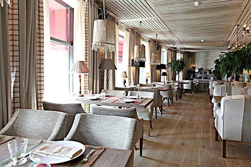 23 февраля в итальянском ресторане. Ответов ресторан. Официант. Столы в ресторане интерьер. Ответов ресторан.