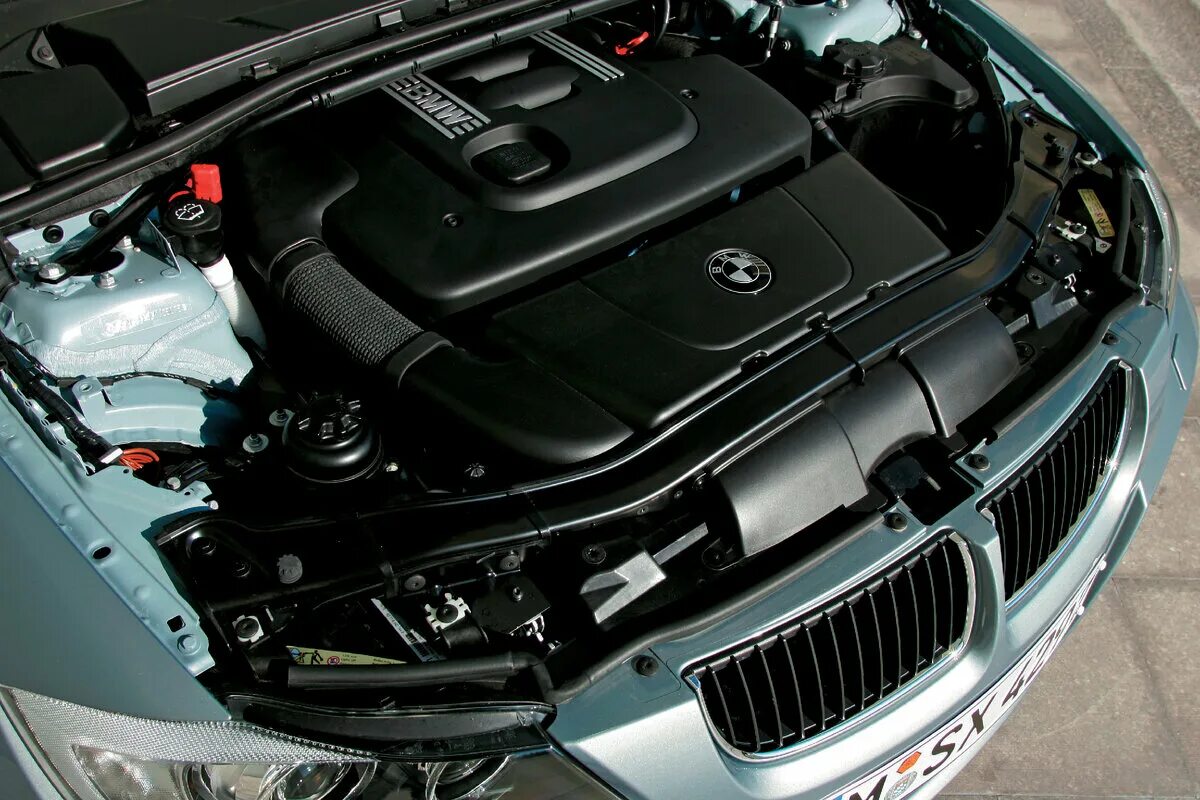 Бмв е90 какой двигатель. Bmw e90 320d. bmw 335 e90 мотор. бмв е90 под капотом. bmw e92 подкапотка.