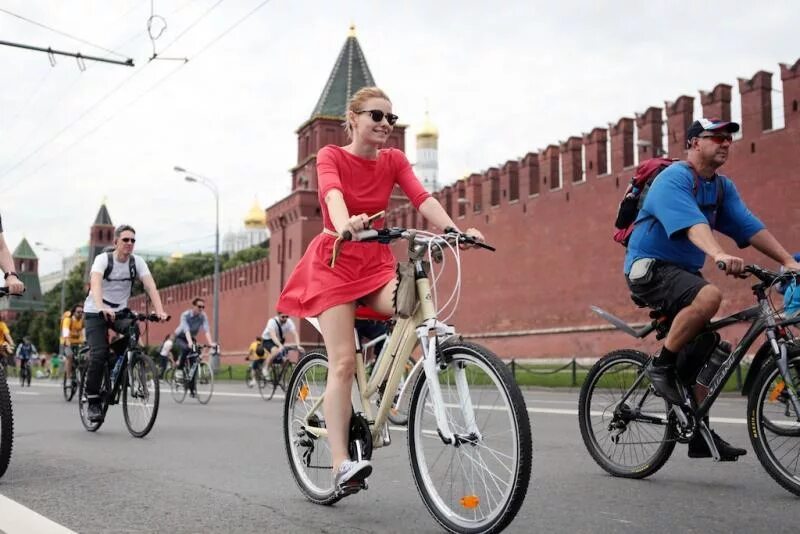 Ездить на работу на велосипеде. Велосипедист Москва. Велосипед для прогулок по городу. Прогулка на велосипеде в городе. Езда на велосипеде по городу.