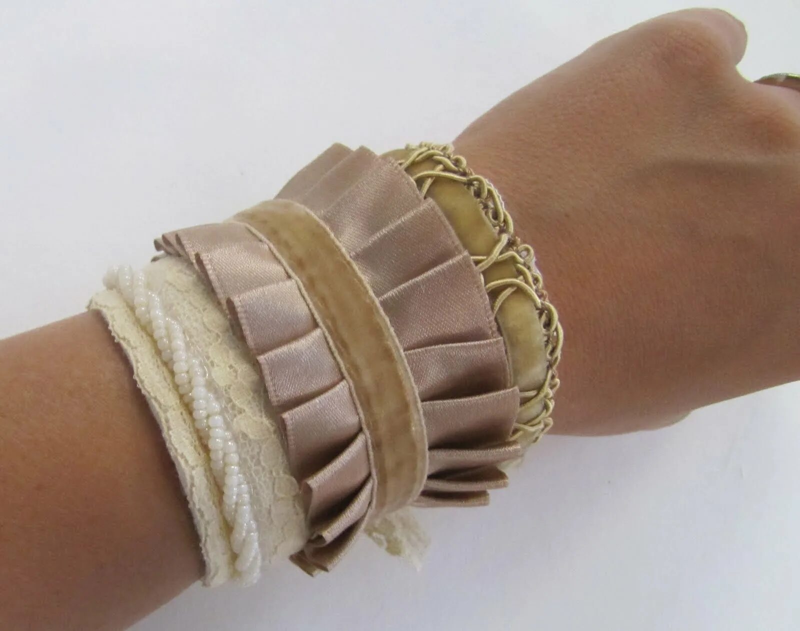 кристиан диор браслет фенечка. тканевые браслеты на руку. тканевый браслет. тканевый браслет с принтом. тканевые браслеты на руку.