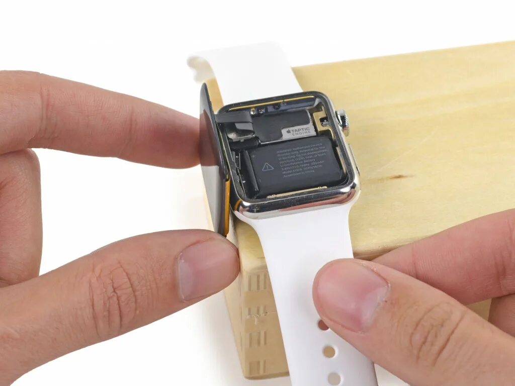 Полировка iwatch. Дисплей эппл вотч 2. apple watch repair. apple iwatch 3 батарея. вздутая батарея эппл вотч.
