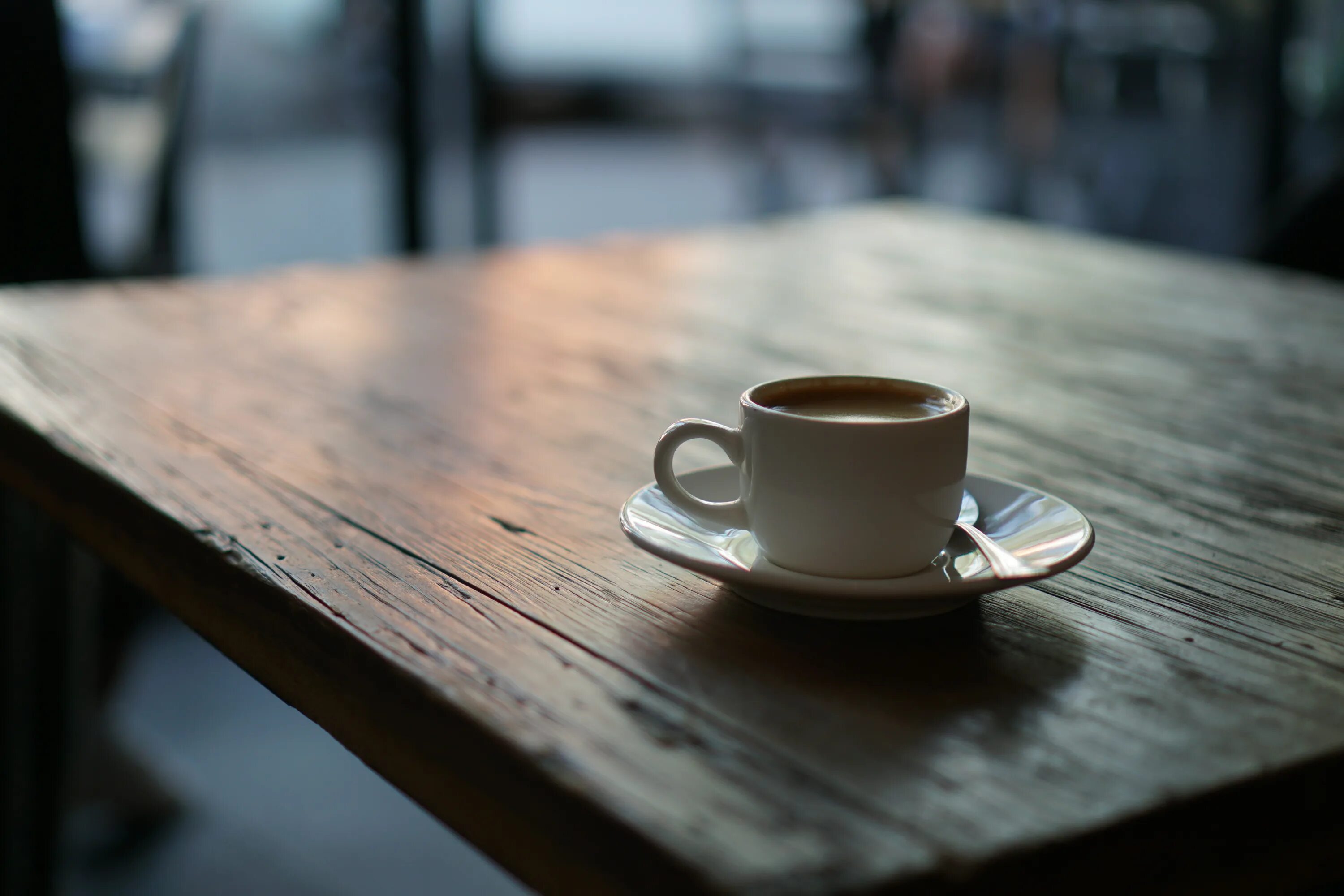 На столе стоят 20 кружек с кофе. Чашка кофе. Чашка кофе на столе. Чашка кофе на деревянном столе. Кофе на деревянном столе.
