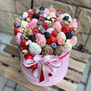 Клубника в шоколаде с цветами