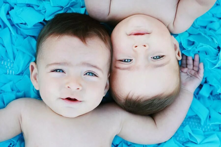 Близняшки мальчики. Дети двойняшки. Два мальчика. 2 маленьких мальчиков. Дети двойняшки.