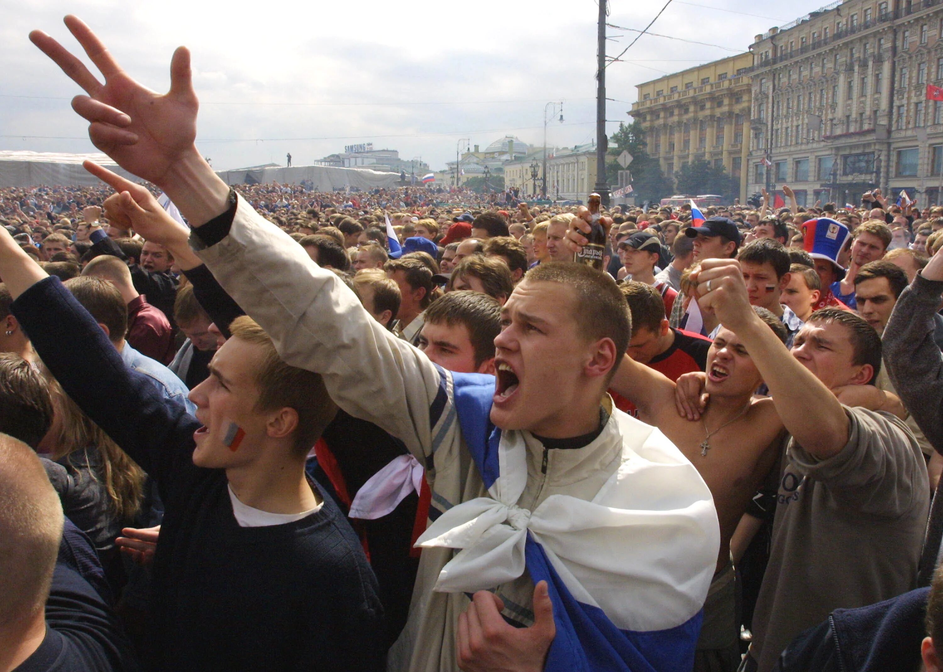 Москва после поражения. Манежная площадь 2002 ЧМ. Беспорядки на Манежной площади 2002. Россия Япония 2002 беспорядки.