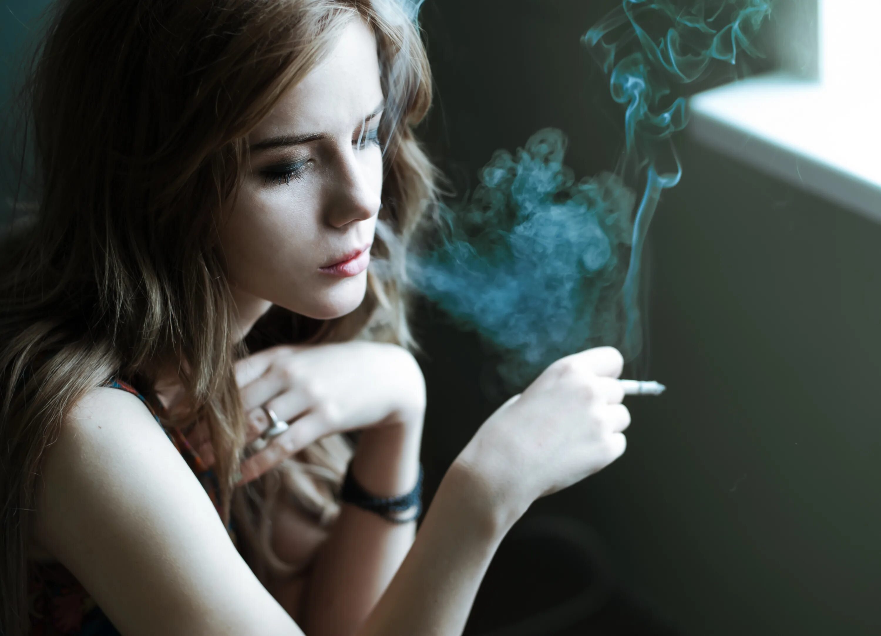 Курят и слушают рок. Девушка курит. Девушка с сигаретой. Курящая девушка. Красивая курящая девушка.