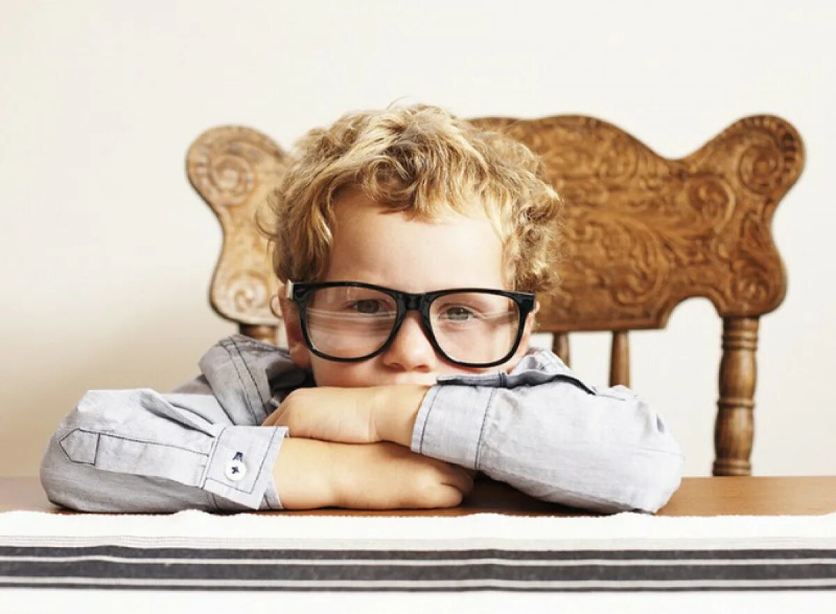ребенок стал плохо видеть. дети в очках для зрения. ребенок стал плохо видеть. очки для детей для зрения. ребенок стал плохо видеть.