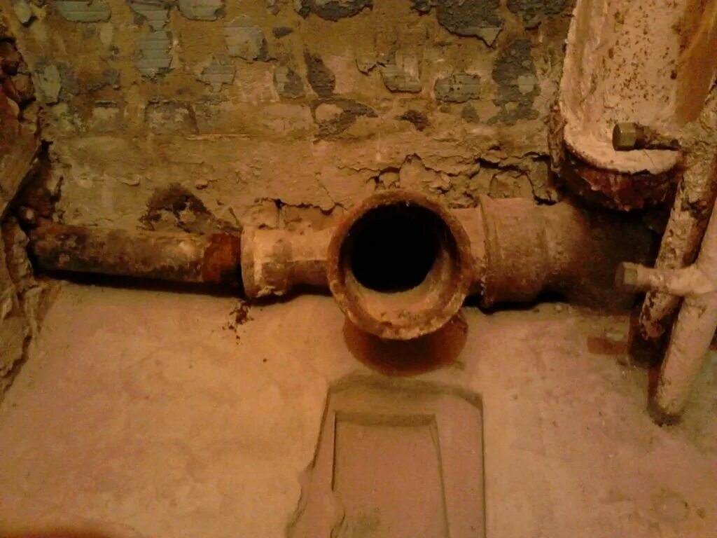 Тройник унитаза 100дм. Как поменять тройник. Как поменять тройник. Чугунный тройник канализации в хрущевке. Унитаз тройник 110 прямой или под углом к канальи.