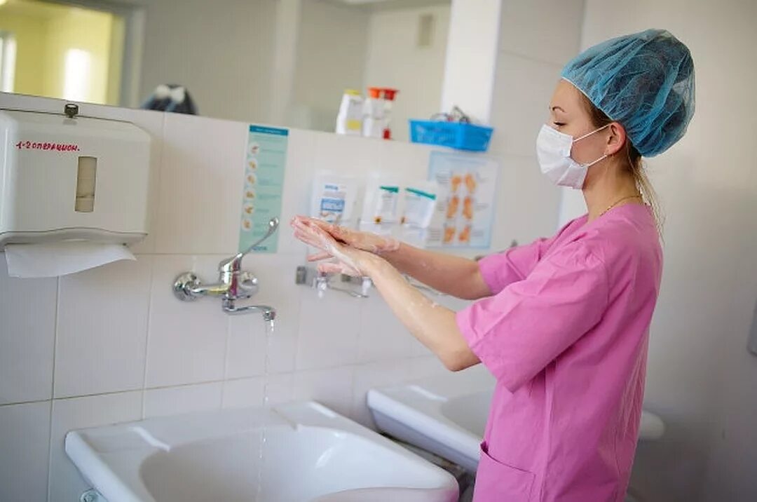 Санитарные условия воды. Раковина в процедурном кабинете. Мытье рук медсестры. Умывальник для медицинских учреждений. Санитарная гигиена в медицине.