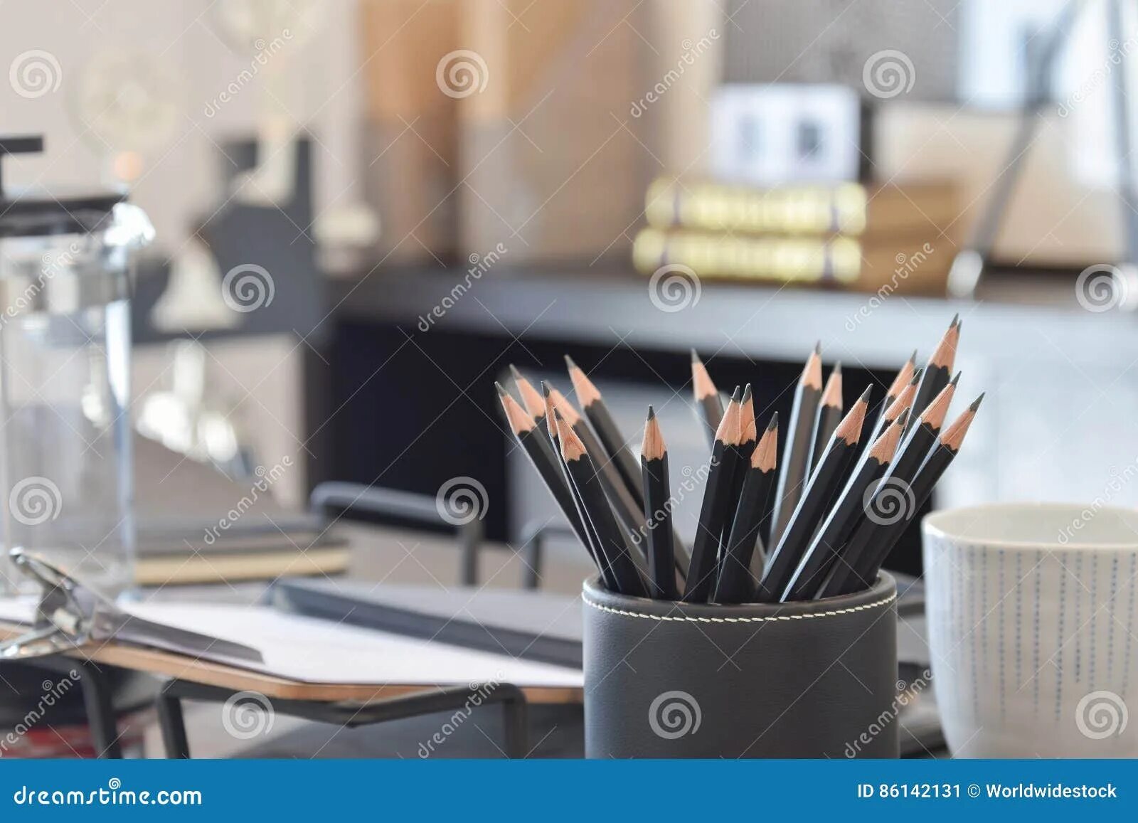 Черные карандаши на столе. Карандаши на столе фото. Черные карандаши у руководителя. Черный карандаш на столе фото. Pencil work