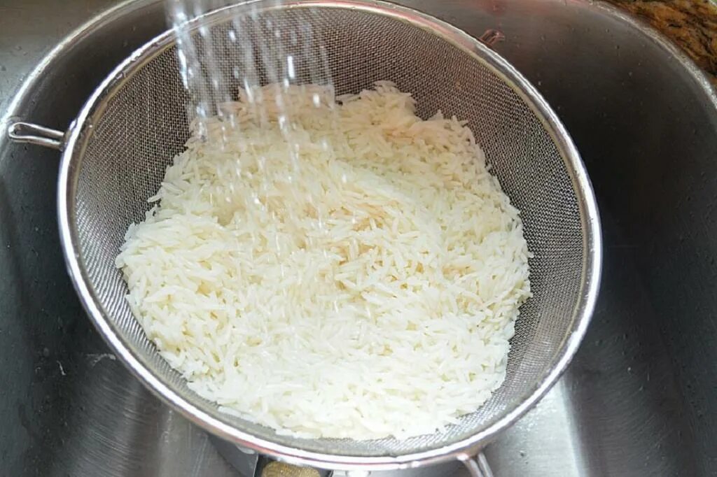 Сколько варится пропаренный. Рис рассыпчатый на гарнир. Пропаренный рис вареный. Рис обработанный паром. Рис пропаренный отварной.