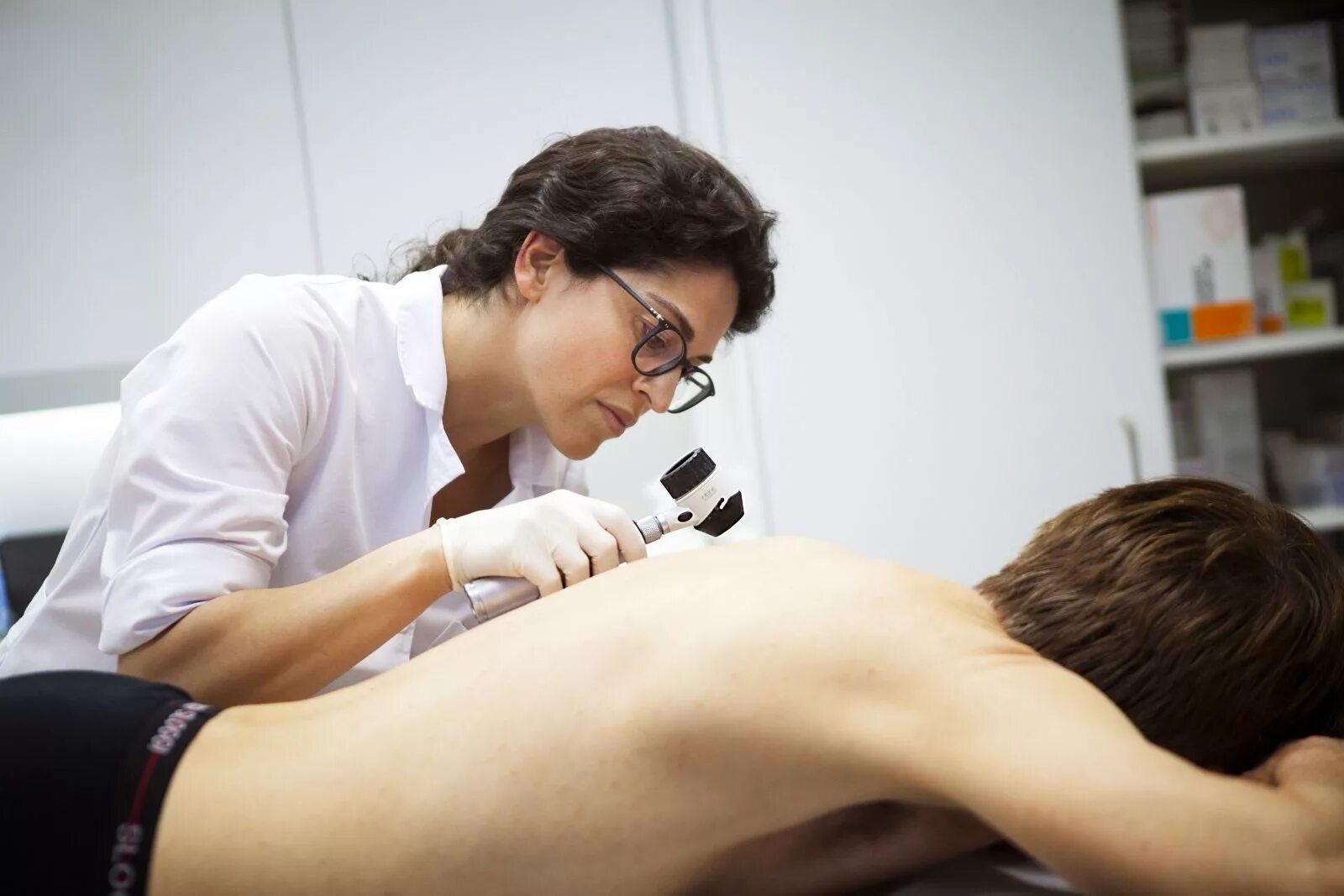 Узнавание в медицине. Врач дерматолог. Прием дерматолога. Врач дерматолог. Осмотр кожи.