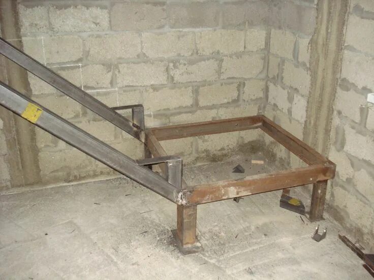 Лестница сварить в дом. Металлическая лестница из уголка. лестница сварная из уголка. металлокаркас лестницы из уголка.