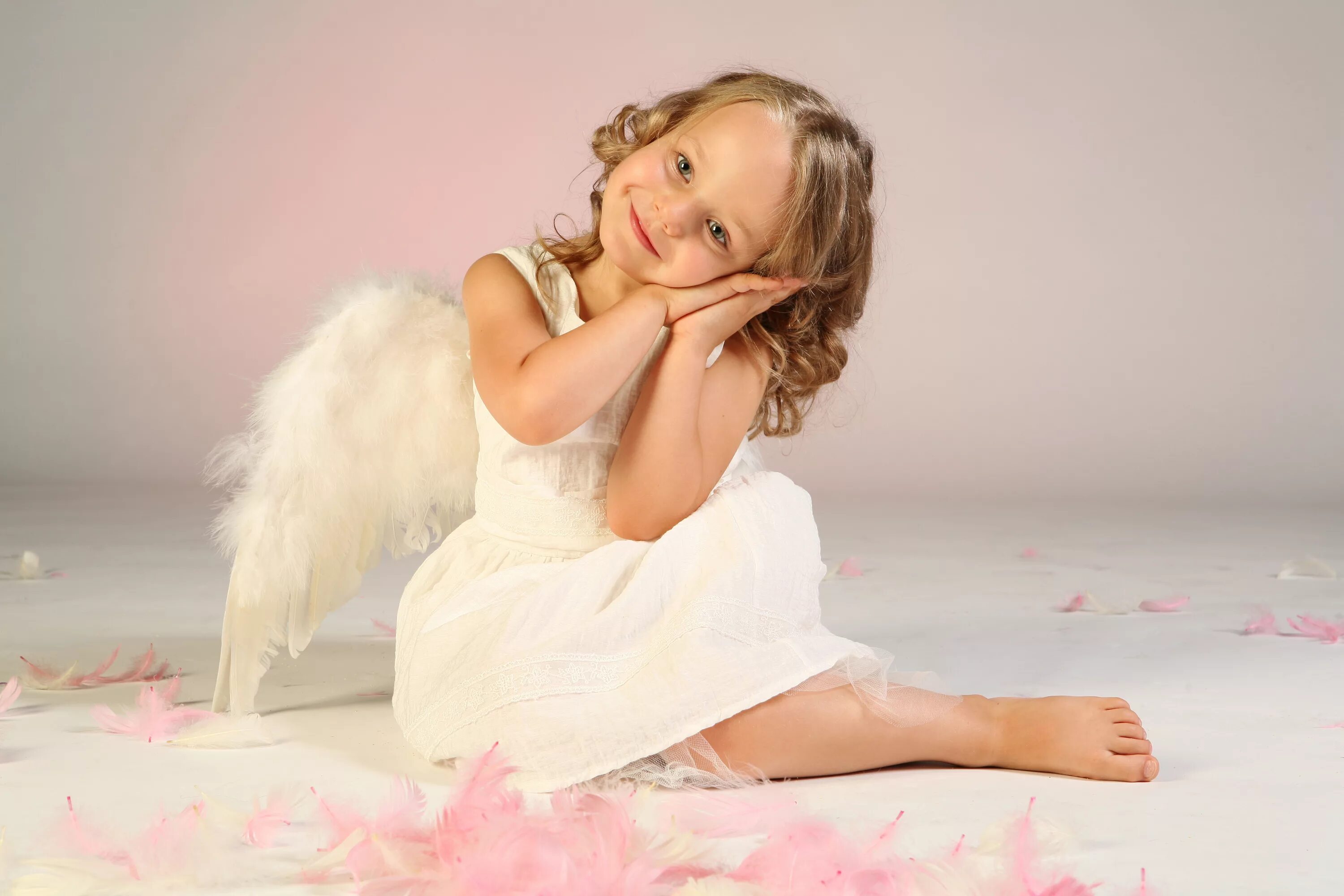 Литтл Энджел. Ребенок с крыльями ангела. Маленький ангел. Девочка.
